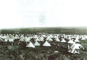 Angličané nahnali Búry (nizozemské osadníky v Jižní Africe) do stanů. V každém se tísnily až tři rodiny.