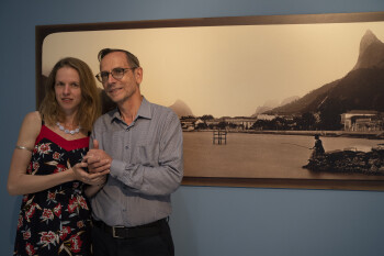 Pavel Scheufler se svou partnerkou Luciou před fotografií Rio de Janeira z roku 1879 na vernisáži výstavy Čas rytířů dalekých moří