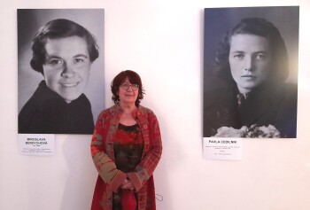 Kateřina Kočová u portrétu své maminky Miroslavy Berdychové