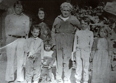 Rodinná fotografie z roku 1981 – chlapec Jakub šestý zleva