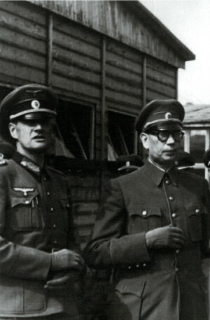 Andrej Vlasov (vpravo; nar. 1901, popraven v Moskvě 1946), ruský sovětský generál, který za 2. světové války v německém zajetí vytvořil ROA, do jejíhož vedení byl jmenován Heinrichem Himmlerem s hodností generálplukovníka.