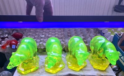 Krása uranového skla ožívá při osvícení UV trubicí.